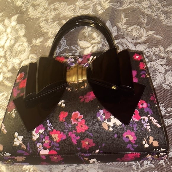 BETSEY JOHNSON BONNEE HANBAG BLACK PATENT LEATHER Heels sold separately - Picture 11 of 14